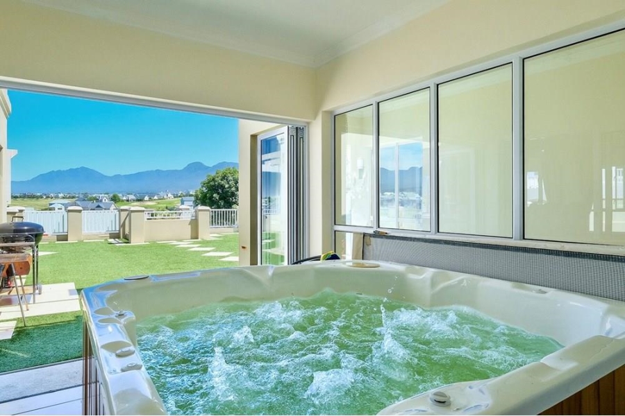 5 Bedroom Property for Sale in Kingswood Golf Estate Western Cape